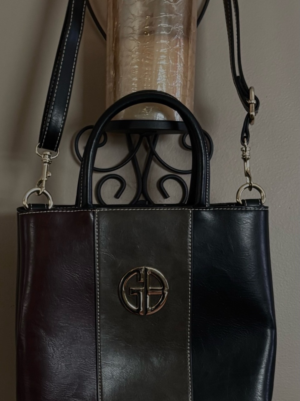 Three-Panel Leather Shoulder . Name brand Gianibernini